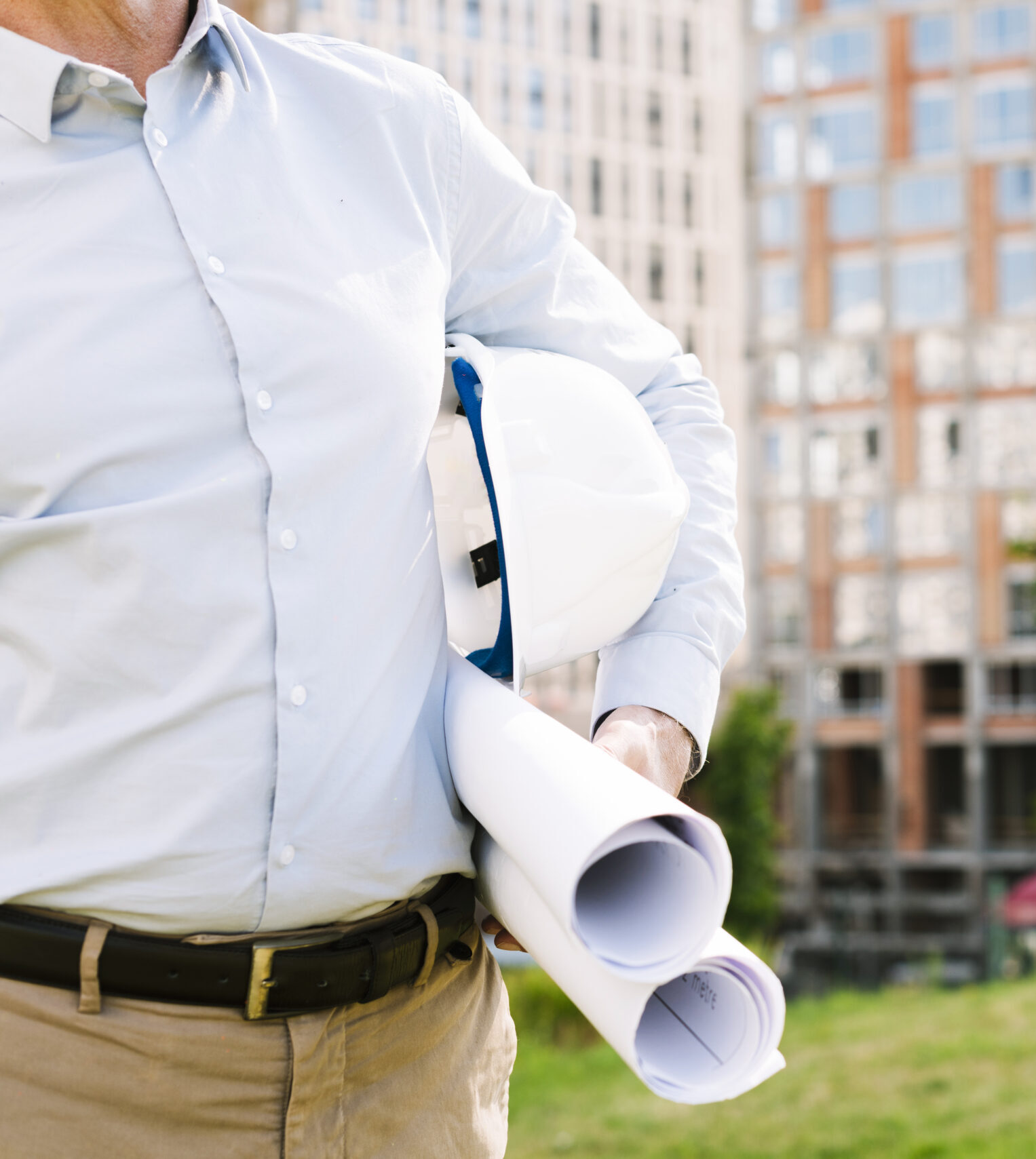 Engenheiro segurando muda de planta simbolizando práticas sustentáveis na construção civil – MSR Engenharia